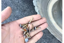 Chở vật liệu, vô ý rải 10 kg đinh nhọn dọc tỉnh lộ