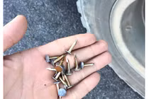 Chở vật liệu, vô ý rải 10 kg đinh nhọn dọc tỉnh lộ