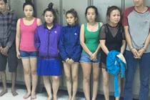 Gái xinh gạ khách Tây tắm chung rồi cướp tài sản 