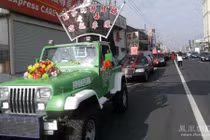 Choáng váng chú rể rước dâu bằng ... xe tang 