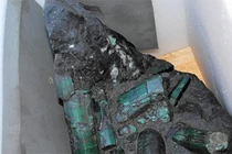 Giá trị tiền tỉ phía sau khối đá đen xấu xí 