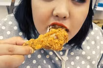 Bạn trai chăm suốt 1 năm, gái trẻ sốc khi biết lí do 