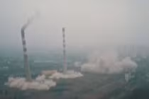 Kinh hoàng: Cột ống khói khổng lồ hóa tro bụi trong tích tắc