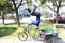 Người đàn ông “trồng cây chuối” điều khiển xe ba bánh