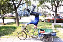 Người đàn ông “trồng cây chuối” điều khiển xe ba bánh