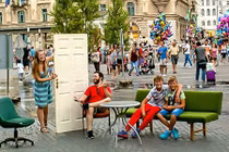 Thích thú cặp đôi đi đến đâu cũng… mượn đồ chụp ảnh