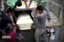 Phá tung ngôi mộ vừa mới xây để cứu cô gái trong quan tài