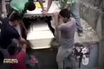 Phá tung ngôi mộ vừa mới xây để cứu cô gái trong quan tài