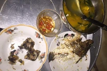 Nghẹn đắng nhìn chị để phần “cơm thừa canh cặn” cho em