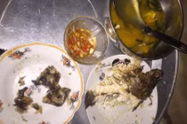 Nghẹn đắng nhìn chị để phần “cơm thừa canh cặn” cho em