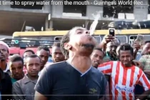 Kỳ lạ người đàn ông có “vòi phun nước” từ miệng 