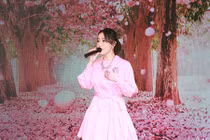 Xót xa mỹ nhân Hoa ngữ đẹp nhất “Lộc đỉnh ký” đi hát rong