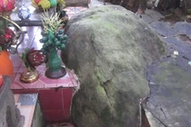 Phiến đá lạ có khả năng mang may mắn đến cho cả làng 