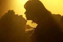 Giật mình với “ám hiệu” gọi nhân tình giữa đêm khuya