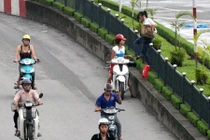 Muôn kiểu người đi bộ vi phạm giao thông, “giỡn mặt tử thần“