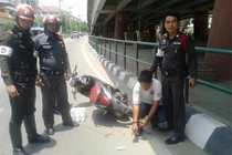 Cảnh sát đạp ngã người vi phạm “phiên bản Thái Lan” 