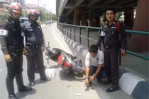 Cảnh sát đạp ngã người vi phạm “phiên bản Thái Lan” 