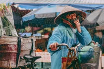 Chùm ảnh: Những cảnh đời mưu sinh trong mưa lạnh HN