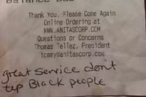 Phản ứng bất ngờ của nữ phục vụ bàn bị phân biệt chủng tộc