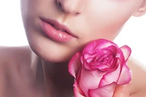 Mẹo trị môi thâm bằng vitamin E đơn giản