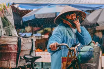 Chùm ảnh: Những cảnh đời mưu sinh trong mưa lạnh HN