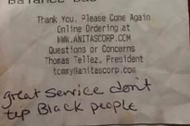 Phản ứng bất ngờ của nữ phục vụ bàn bị phân biệt chủng tộc