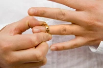 Chồng quyết chia tay vì nhân tình, rồi van nài xin tái hôn