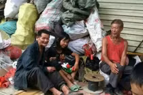 Ông lão vô gia cư tay không "bắt" được vợ trẻ gây sốt