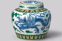 Không ngờ bình sứ vứt chỏng chơ trong nhà là... báu vật