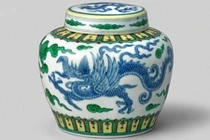 Không ngờ bình sứ vứt chỏng chơ trong nhà là... báu vật