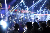 Đột kích nhà hàng có tiếp viên mặc váy ngắn, mát mẻ