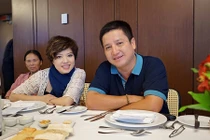 U60 nhưng Chí Trung vẫn soái ca ngôn tình “nịnh” vợ vô đối