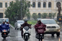 Ảnh: Sài Gòn khác lạ trước khi áp thấp nhiệt đới đổ bộ