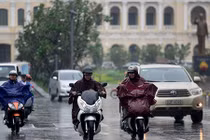 Ảnh: Sài Gòn khác lạ trước khi áp thấp nhiệt đới đổ bộ