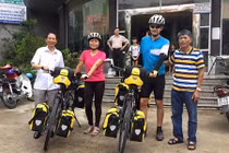 Kỷ lục: Vợ chồng trẻ đạp xe 11km từ châu Âu sang VN