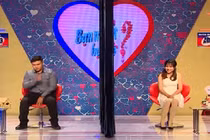 Mẹ chàng trai bật khóc vì con trai tìm được bạn gái ưng ý