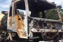 Thanh Hóa: Xe chở dầu bốc cháy ngùn ngụt giữa đường