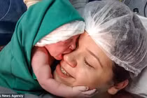 Khoảnh khắc đáng yêu bé sơ sinh “hôn lấy hôn để” mặt mẹ