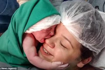 Khoảnh khắc đáng yêu bé sơ sinh “hôn lấy hôn để” mặt mẹ