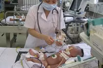 Cắt dây rốn bằng dao lam, bé sơ sinh nhập viện nguy kịch