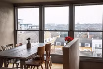 Ngôi nhà độc đáo thiết kế bằng ván ép, thép thô và đất sét