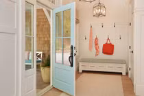 Trang trí mặt trong cửa ra vào tô điểm cho không gian nội thất