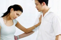 Cách xử lý thông minh khi bắt gặp chồng ngoại tình trước mặt con