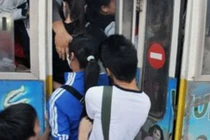 Hành động xấu hổ của thiếu nữ trên xe buýt