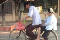 Cảm động cụ ông 10 năm đạp xe chở vợ đi bán trứng