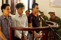 Hiếp dâm tập thể thiếu nữ rồi khoe với anh trai nạn nhân