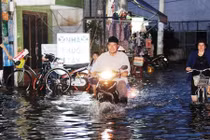 Người Sài Gòn khốn khổ trong ngày đầu triều cường