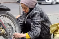 Cụ bà U90 vá săm xe máy nhanh hơn thanh niên