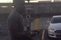 Chàng trai vung 660 triệu đồng vào đám đông gây "bão"