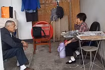 Xúc động người mẹ sống nhà vệ sinh 10 năm vì yêu con